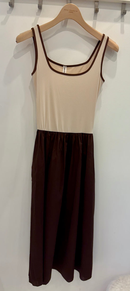 Daphne Dress In Chocolate